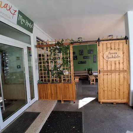 Max Hostel-3